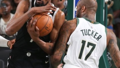 澳门新葡京娱乐场-全明星裁判阵容吹出离奇比赛 篮球场变身八角笼？